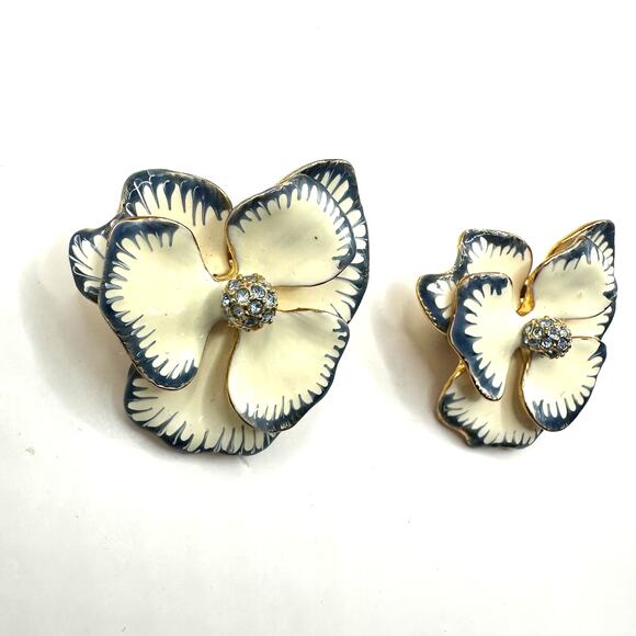 Kenneth Jay Lane Vintage Clip On Earring Flower Petal Cream Blue Enamel Jewelry - Picture 2 of 8